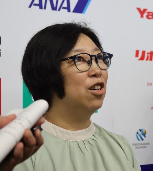 取材に対応する日本水泳連盟村松さやか常務理事(撮影･保坂果那)