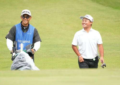 第66回中日クラウンズ第2日　9番、加藤金次郎(右)は明るい表情でコースを歩く(撮影･森本幸一)