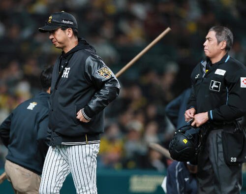 阪神対巨人　7回を終え、阪神藤川球児監督は球審に交代を告げベンチに戻る(撮影･上山淳一).