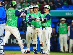 ヤクルト対DeNA 7回裏ヤクルト1死一、三塁、宮本丈(左)の3点本塁打で生還し笑顔を見せる丸山和郁(右)と岩田幸宏(撮影･垰建太)