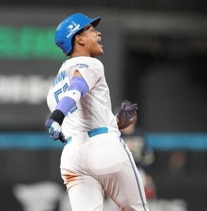 日本ハム対オリックス　6回裏日本ハム2死、本塁打を放ち叫ぶ万波中正(撮影･黒川智章)