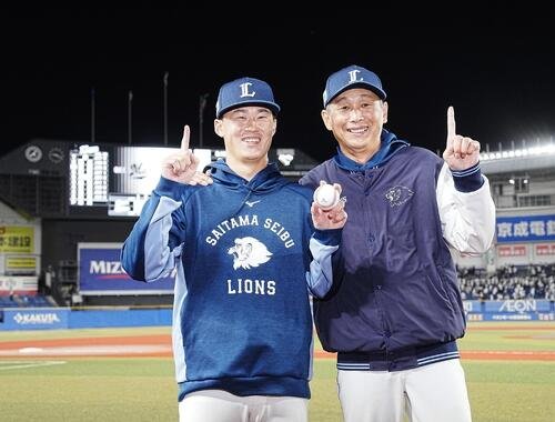 ロッテ対西武　初登板初先発でプロ初勝利を飾った佐藤爽(左)は西口文也監督の祝福を受ける(撮影･小沢裕)