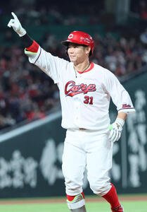広島対中日　3回裏広島2死三塁、先制中前適時打を放った坂倉将吾(撮影･加藤孝規)