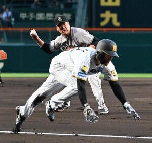 阪神対巨人　1回裏阪神1死満塁、巨人田中将大(左)は大山悠輔の投ゴロを本塁へ送球し封殺する。右は阪神福島圭音(撮影･石井愛子)