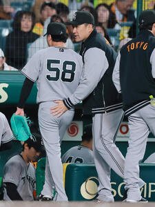 阪神対巨人　6回裏、継投した船迫大雅を出迎える田中将大(撮影･上山淳一)