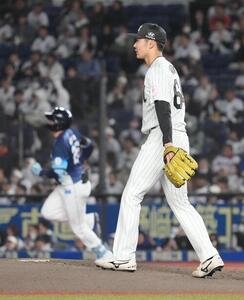 ロッテ対西武　3回表西武2死、ロッテ先発の広池康志郎(右)はタイラー･ネビンは左越えに本塁打を許す(撮影･小沢裕)