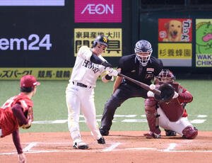 ソフトバンク対楽天　6回裏ソフトバンク無死、栗原は右越えに同点本塁打を放つ(撮影･梅根麻紀)