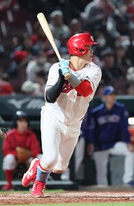 広島対中日　5回裏広島1死三塁、小園海斗は中前適時打を放つ(撮影･加藤孝規)