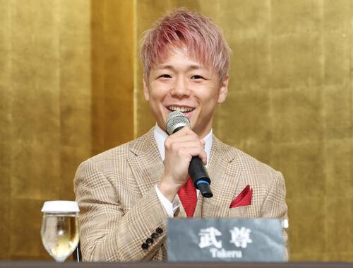 引退記者会見で笑顔を見せる武尊(撮影･宮地輝)