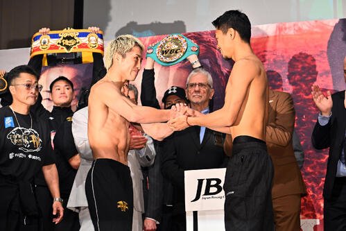 計量をクリアし握手を交わす井上尚弥(左)と中谷潤人(撮影･滝沢徹郎)