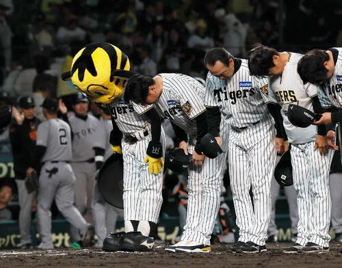 阪神対巨人　グラウンドに整列しファンにあいさつする阪神藤川球児監督(左)ら(撮影･上山淳一)
