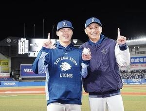 ロッテ対西武　初登板初先発でプロ初勝利を飾った佐藤爽(左)は西口文也監督の祝福を受ける(撮影･小沢裕)