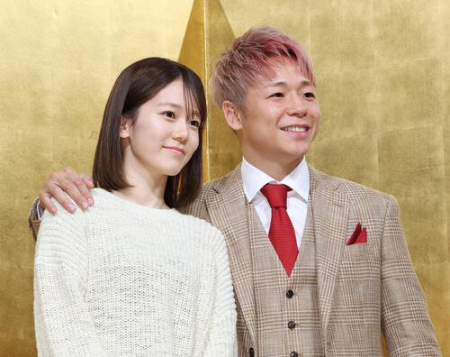 引退記者会見で川口葵夫人(左)と記念撮影する武尊(撮影･宮地輝)