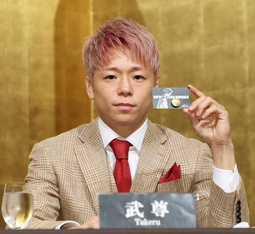 引退記者会見で引退試合の紹介をする武尊(撮影･宮地輝)