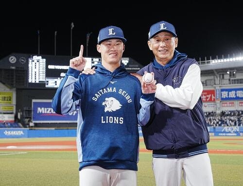 ロッテ対西武　初登板初先発でプロ初勝利を飾った西武佐藤爽(左)は西口文也監督の祝福を受ける(撮影･小沢裕)
