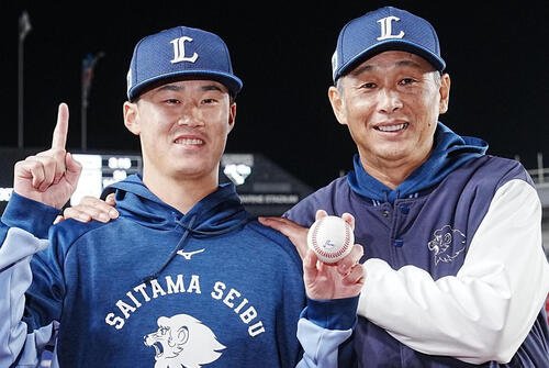 1日、ロッテ対西武　初登板初先発でプロ初勝利を飾った西武佐藤爽(左)は西口文也監督の祝福を受ける