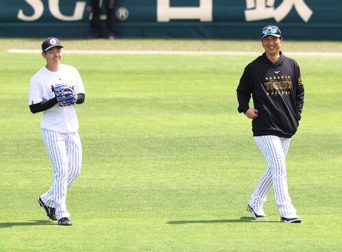 1軍に合流した下村海翔(左)は藤川球児監督と笑顔を見せながら話をする(2026年4月24日撮影)