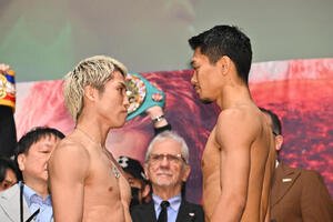 計量をクリアし向かい合う井上尚弥(左)と中谷潤人(2026年5月1日撮影)