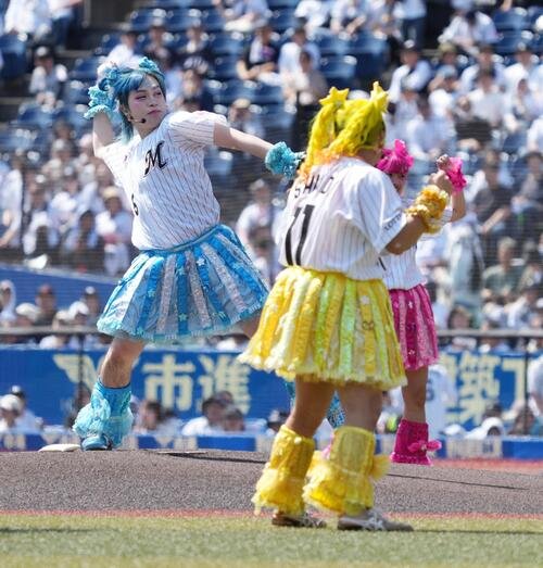 ロッテ対西武　始球式に臨む竹下☆ぱらだいす(撮影･小沢裕)