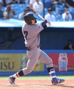 東京6大学野球　慶大対東大　8回表慶大2死一、二塁、林純司は2点適時三塁打を放つ(撮影･柴田隆二)