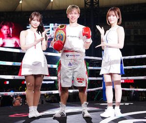 アジアパシフィックフライ級タイトルマッチを引き分けで防衛に成功し勝ち写真に納まる富岡浩介(撮影･鈴木みどり)