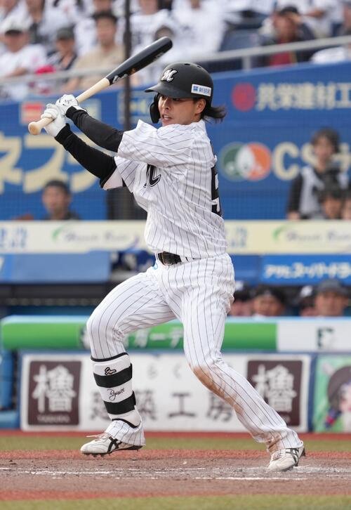 ロッテ対西武　9回裏ロッテ2死、小川龍成は遊撃内野安打を放つ(撮影･小沢裕)