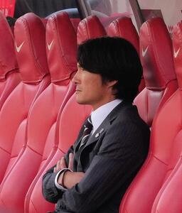 明治安田J1百年構想リーグ　浦和対千葉　試合前の練習を見つめる浦和田中達也暫定監督(撮影･足立雅史)