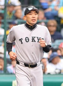 阪神対巨人　選手交代を告げる阿部慎之助監督(撮影･上田博志)