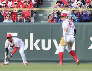 広島対中日　7回表中日1死田中幹也の打球を捕れなかった平川蓮。左は秋山翔吾(撮影･加藤孝規)