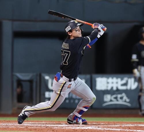 日本ハム対オリックス　8回表オリックス2死満塁、走者一掃の三塁打を放つ中川圭太(撮影･黒川智章)