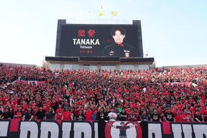 明治安田J1百年構想リーグ　浦和対千葉　試合前、大型映像で紹介される浦和田中達也暫定監督　(撮影･足立雅史)