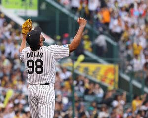 阪神対巨人　100セーブを達成したラファエル･ドリスは天に向かってガッツポーズをする(撮影･上田博志)