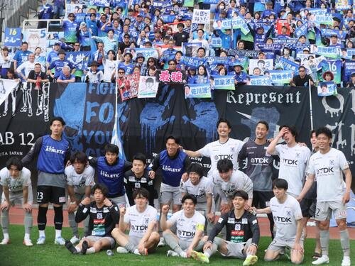 仙台対秋田　試合後、サポーターとともに写真に納まる秋田の選手たち＝2026年5月2日