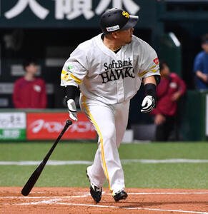 ソフトバンク対楽天　4回裏ソフトバンク1死、山川穂高は左中間へ本塁打を放つ(撮影･岩下翔太)