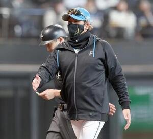 日本ハム対オリックス　投手交代を告げる新庄剛志監督(撮影･黒川智章)