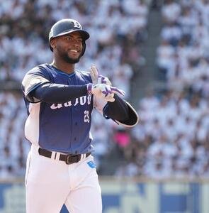 ロッテ対西武　4回表西武2死一塁、アレクサンダー･カナリオは右中間越えに来日初本塁打を放ちベンチに向かってポーズを決める(撮影･小沢裕)