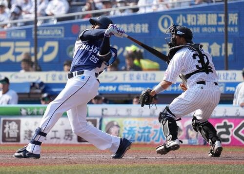 ロッテ対西武　4回表西武2死一塁、アレクサンダー･カナリオは右中間越えに来日初本塁打を放つ(撮影･小沢裕)
