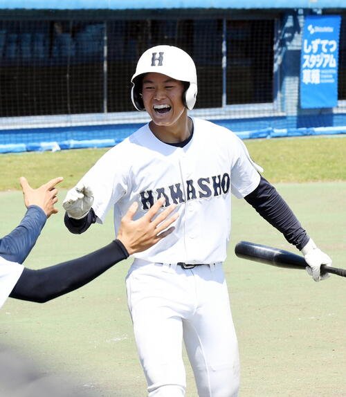 春季高校野球静岡県大会準決勝･日大三島対浜松商　8回裏、先頭で勝ち越しの本塁打を放ち笑顔でベンチに戻る浜松商･山内瑛太