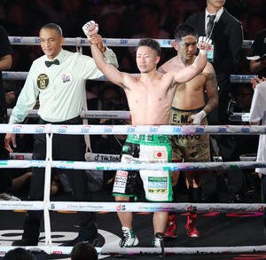 WBC世界バンタム級タイトルマッチ　井岡一翔(右)に判定勝ちし防衛した井上拓真(撮影･宮地輝)