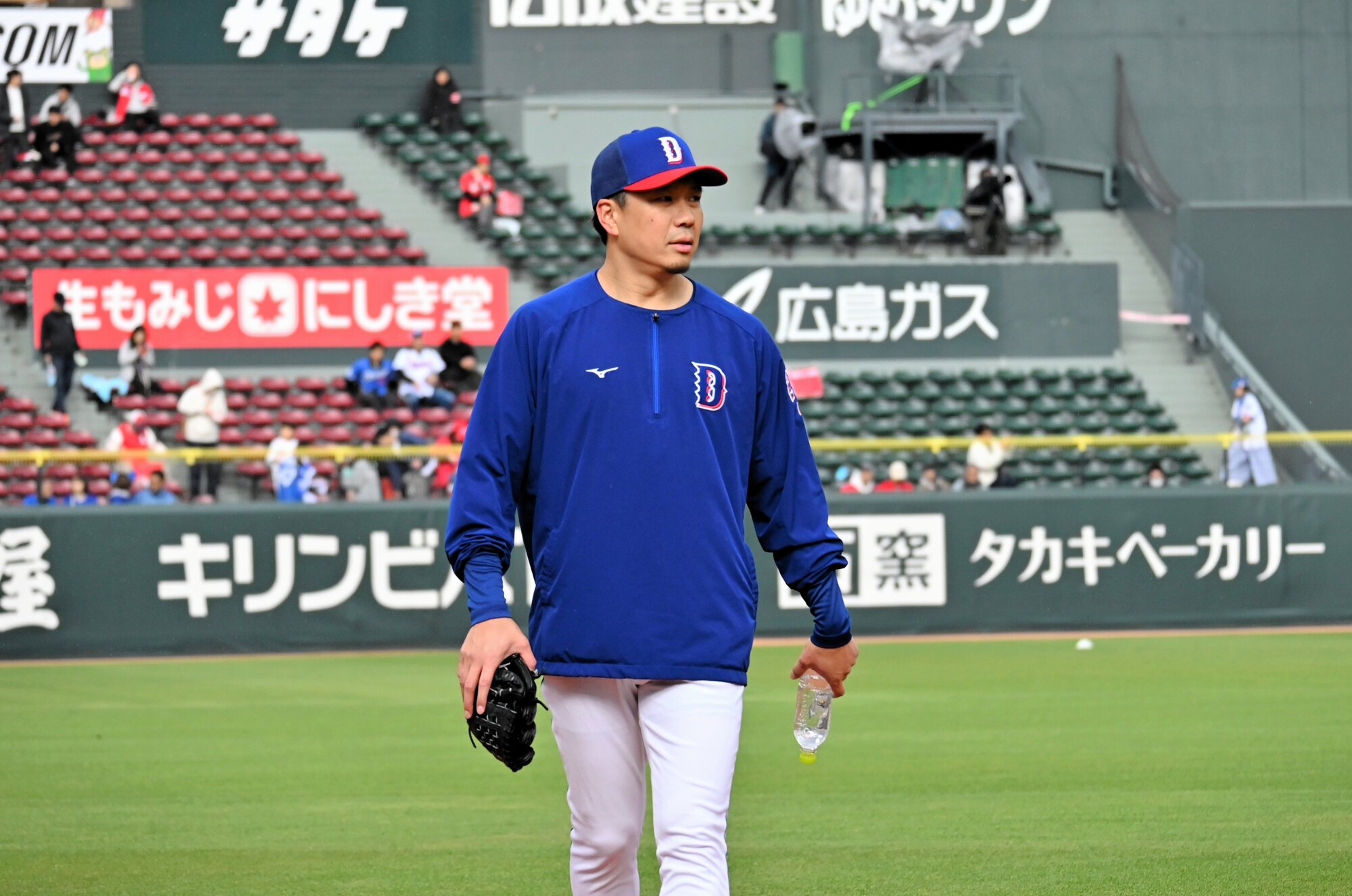 登板前日の練習後、ベンチに戻る中日の大野雄大=2026年5月1日、マツダスタジアム