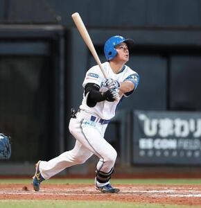 日本ハム対オリックス　9回裏日本ハム2死、右越えにプロ1号本塁打を放つ大塚瑠晏(撮影･黒川智章)