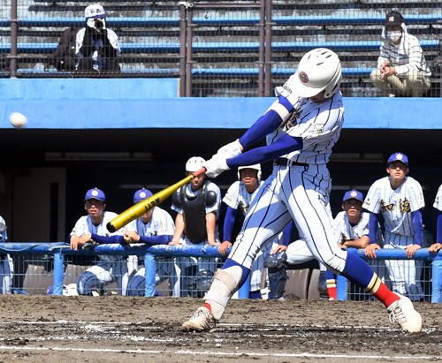 春季高校野球静岡県大会準決勝･聖隷クリストファー対知徳　3回裏知徳無死一塁、右翼越えに2点本塁打を放つ高橋舵真