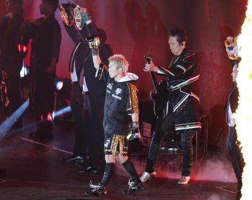 4団体統一スーパーバンタム級タイトルマッチ　布袋寅泰(右)の演奏とともに入場する井上尚弥(撮影･宮地輝)