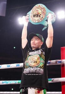 WBC世界バンタム級タイトルマッチで防衛に成功チャンピオンベルトを掲げる井上拓真(撮影･鈴木みどり)
