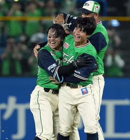 ヤクルト対DeNA 9回裏ヤクルト1死一、三塁、サヨナラ打を放ちナインの祝福を受ける武岡龍世(左)(撮影･たえ見朱実)
