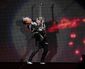 世界4団体統一スーパーバンタム級タイトルマッチ、井上尚弥の入場で演奏する布袋寅泰(撮影･鈴木みどり)