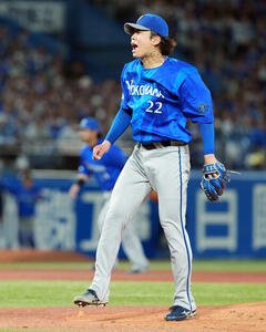ヤクルト対DeNA 3回裏ヤクルト2死一、二塁、茂木栄五郎を空振り三振に仕留めほえるDeNAの先発入江大生(撮影･たえ見朱実)