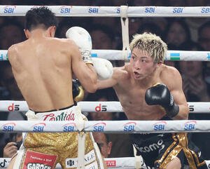 4団体統一スーパーバンタム級タイトルマッチ　8回、中谷潤人(左)にパンチを打ち込む井上尚弥(撮影･宮地輝)