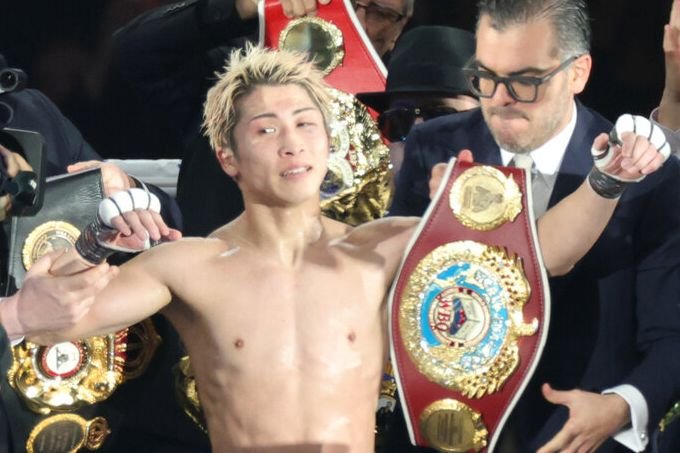 中谷潤人(左)に判定勝ちし、ベルトを肩に掛ける井上尚弥=西岡臣撮影