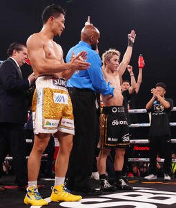世界4団体統一スーパーバンタム級タイトルマッチ、判定の結果勝利し勝ち名乗りを受ける井上尚弥(右)。左は中谷潤人(撮影･鈴木みどり)